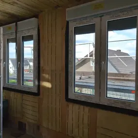 Neue Kunststofffenster mit Rollladen im Rohbau eines Einfamilienhauses eingebaut.